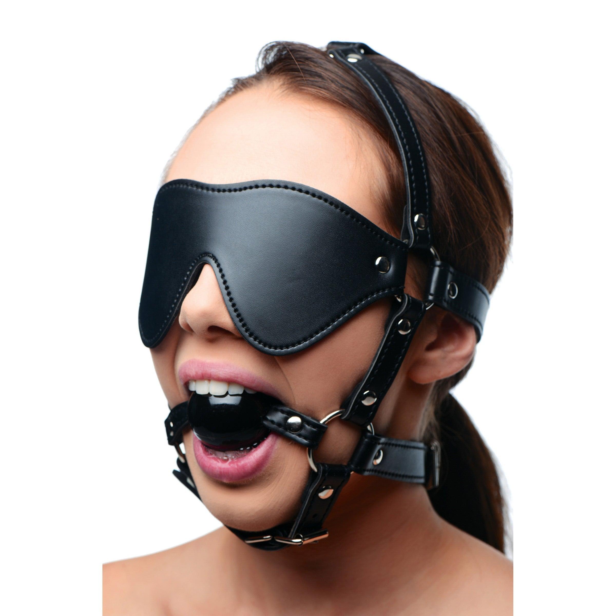 Фетиш с помощью эротического набора Blindfold Ball Gag